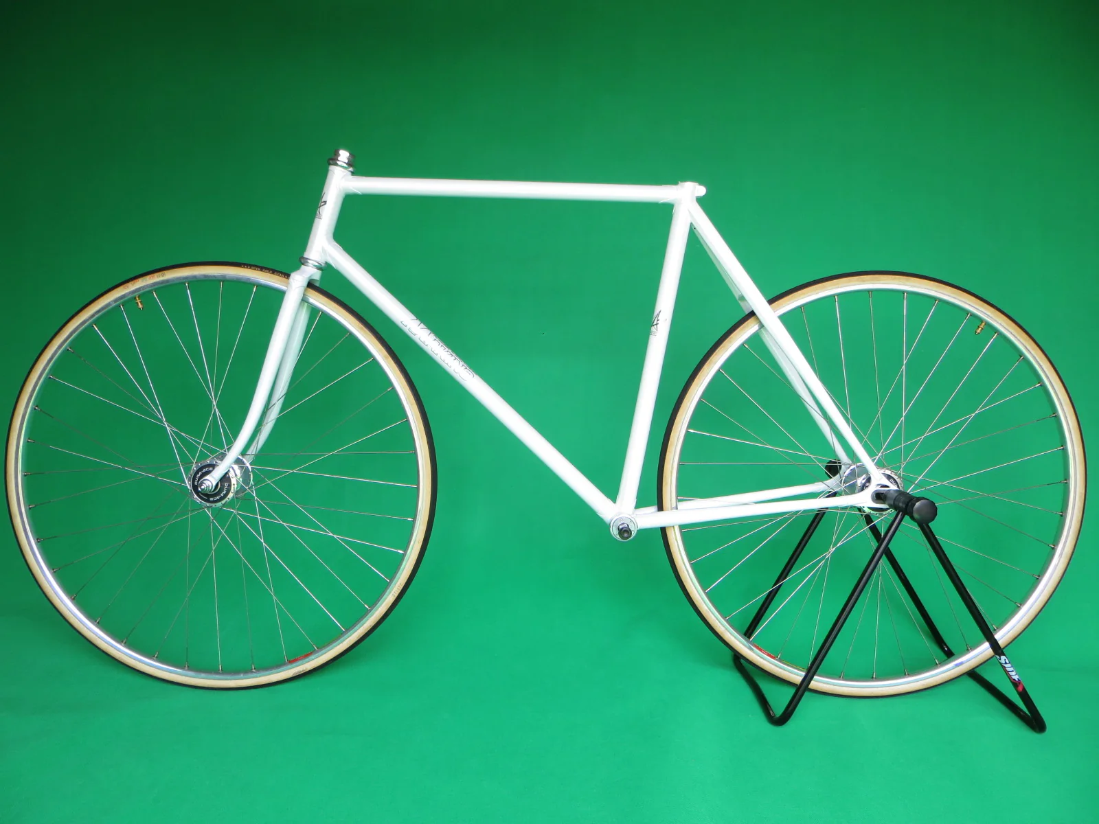 Makino // White 2013 // 53cm - Image 10