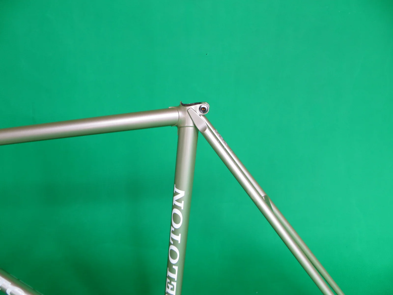 Peloton // Goldish-Silver // Sloping // 53cm - Image 10