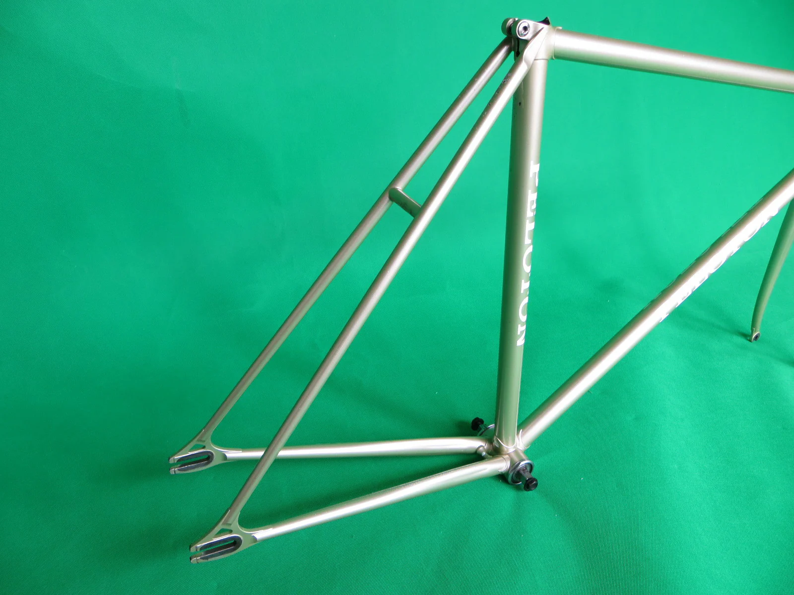 Peloton // Goldish-Silver // Sloping // 53cm - Image 3