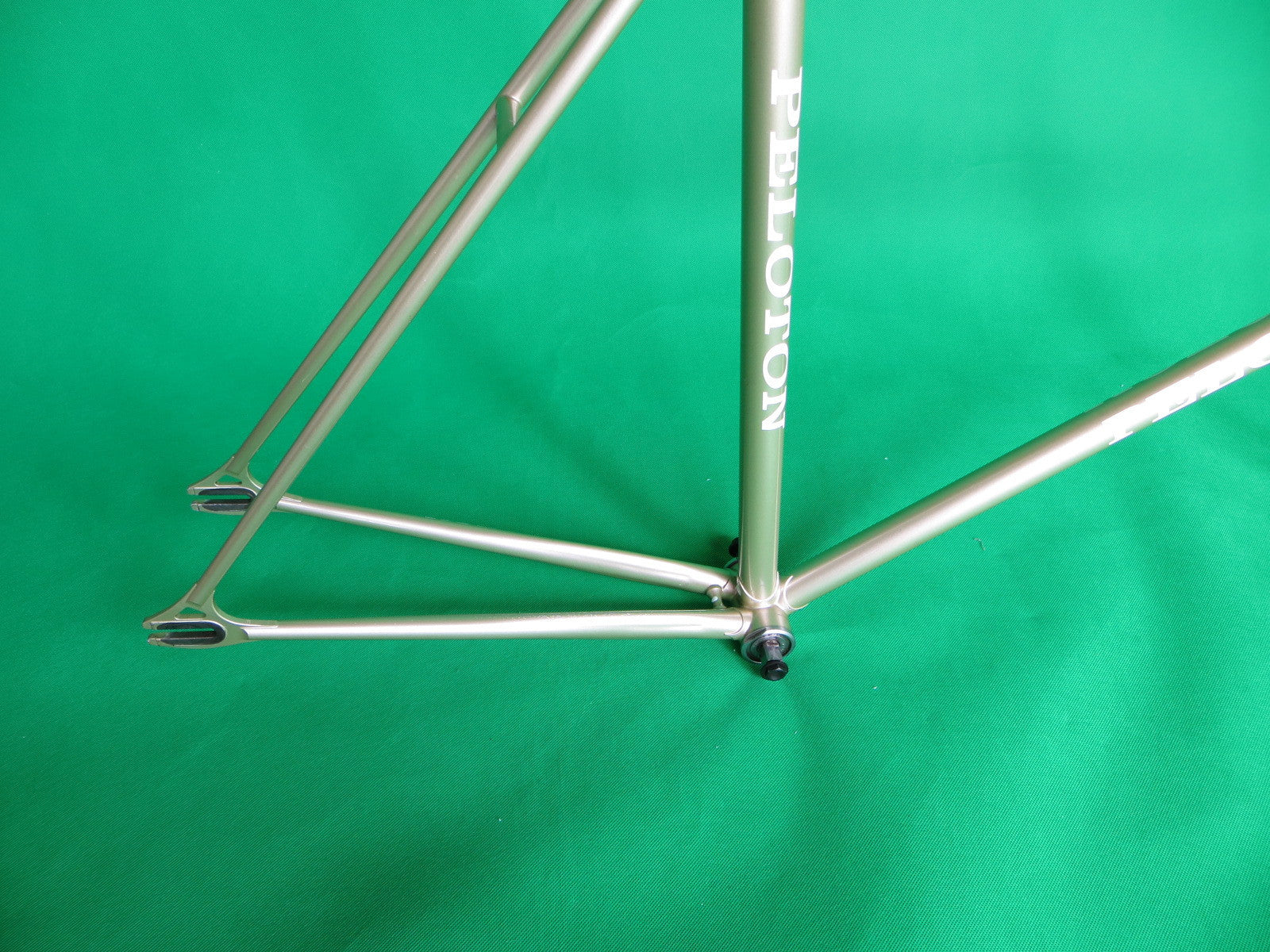 Peloton // Goldish-Silver // Sloping // 53cm - Image 4