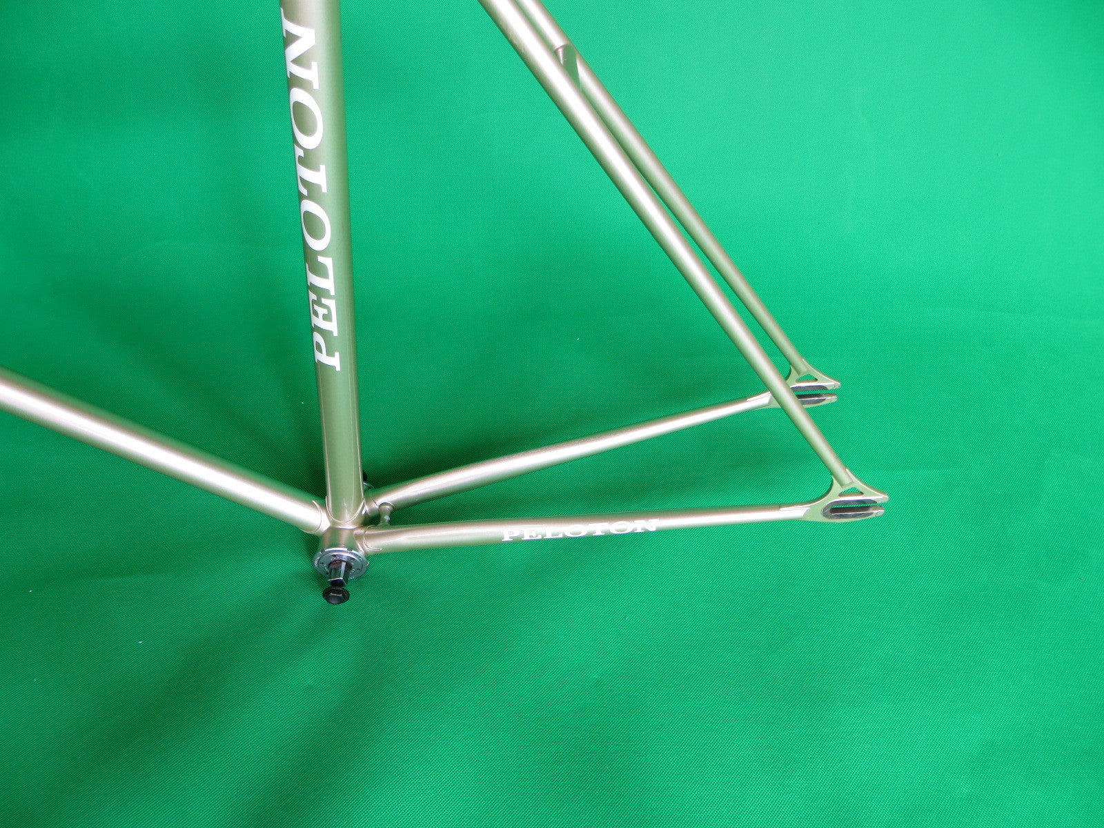 Peloton // Goldish-Silver // Sloping // 53cm - Image 9